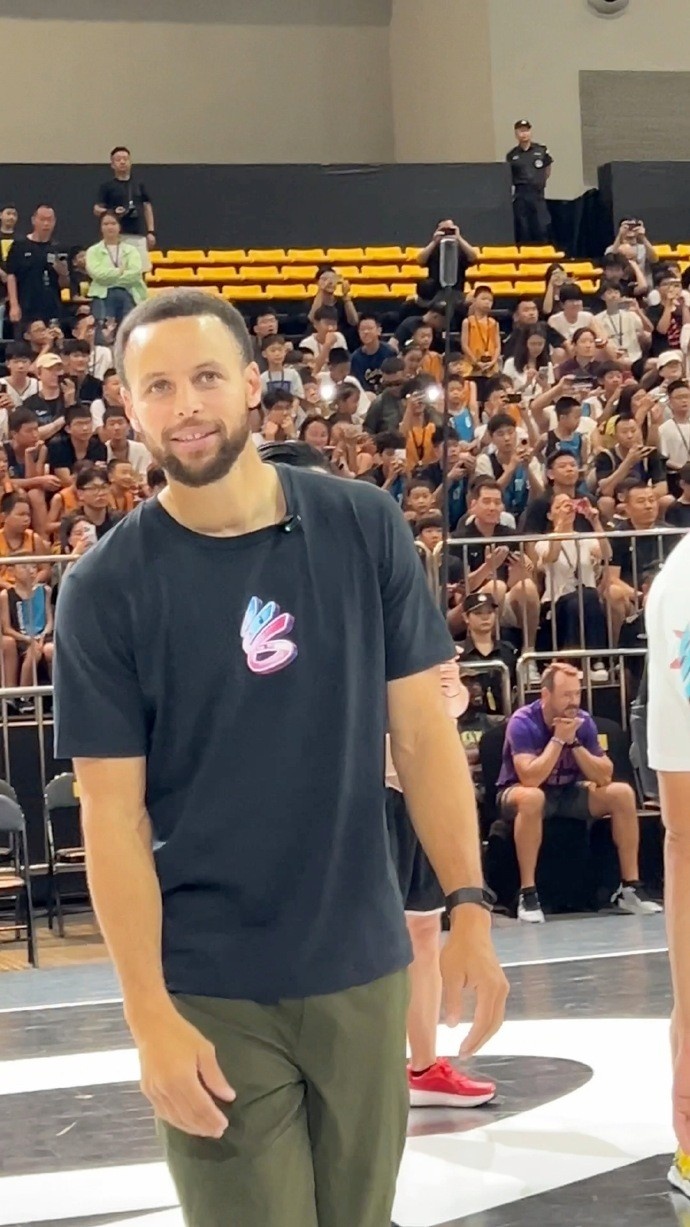 美女主持人晒现场活动照：打卡三天 天天看库里