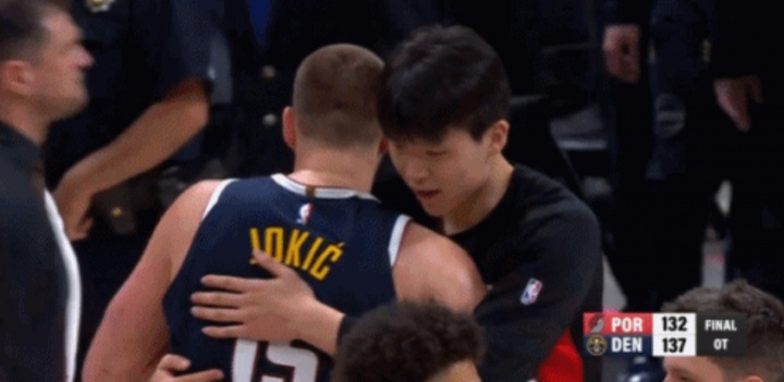 开云app-😁世纪拥抱~约基奇赛后找到了杨瀚森 一个爱的抱抱